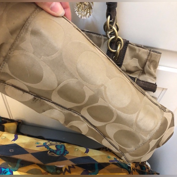 Coach Shoulder Bag Vintage, still beautiful!Gold accents make this Stunning bag! - Picture 5 of 16